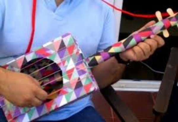 Guitarra con caja de zapatos