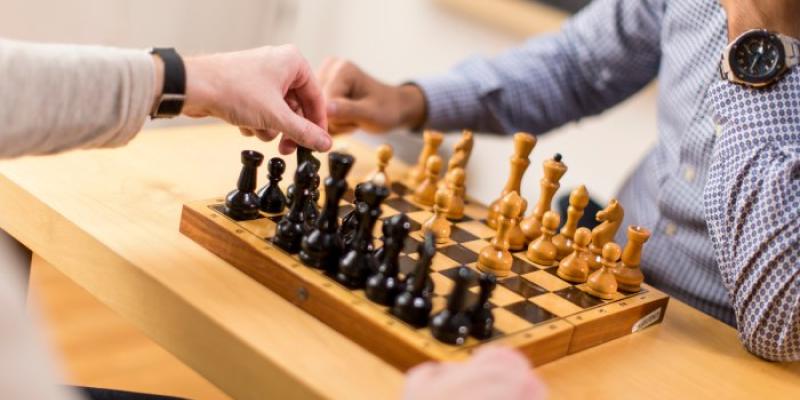 Personas jugando al ajedrez