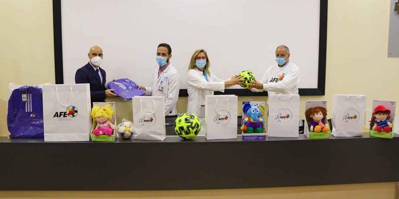 La AFE entrega juguetes en el Hospital de Torrejón