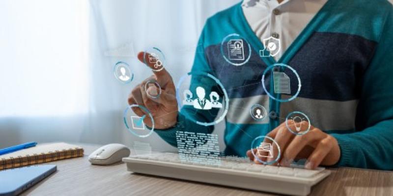 Infografía sobre una persona utilizando sistemas ATS