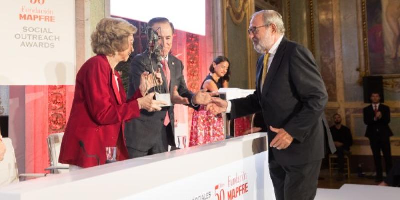 Alejandro Izuzquiza recibiendo el Premio Fundación Mapfre por su investigación y trabajo con las aseguradoras