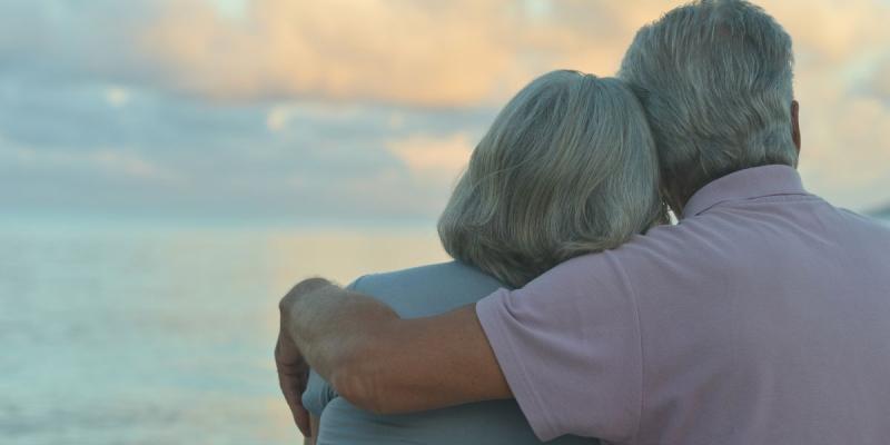 Dos personas mayores se abrazan