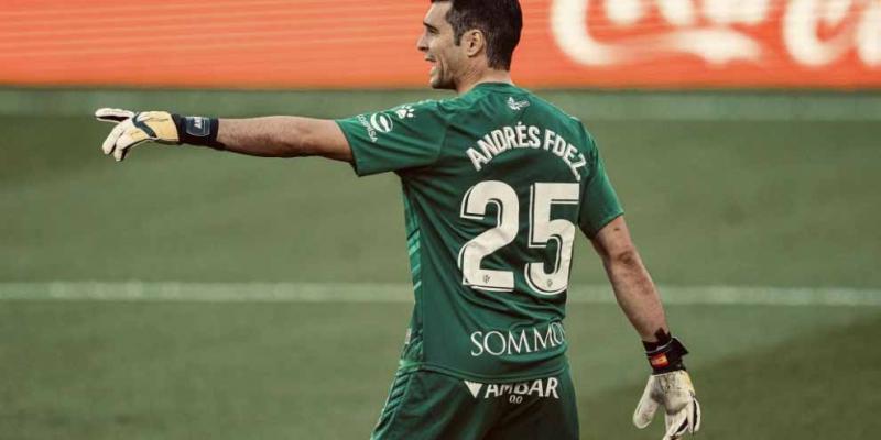 Andrés Fernández subastará botellines de cerveza a beneficio de Astrapace