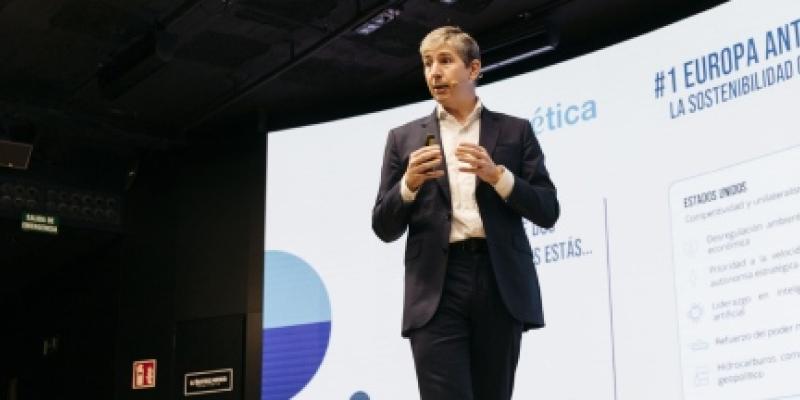 Empresario dando una charla sobre tendencias ESG 2026