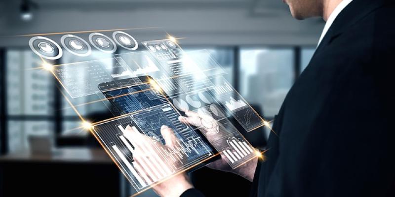 Manos de una mujer manipulando una pantalla de IA