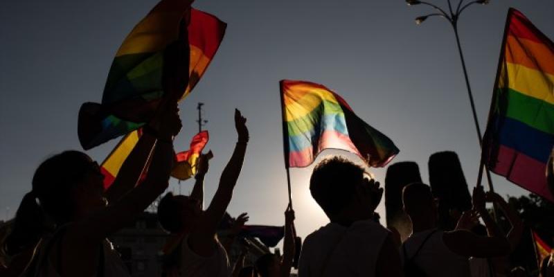 Varias personas con banderas LGTBIQ+ durante la manifestación estatal del Orgullo 2024, en Madrid.