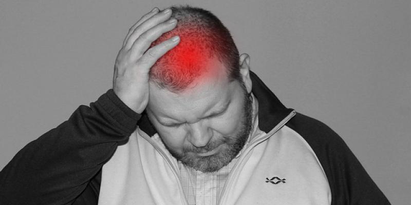 Señor con migraña