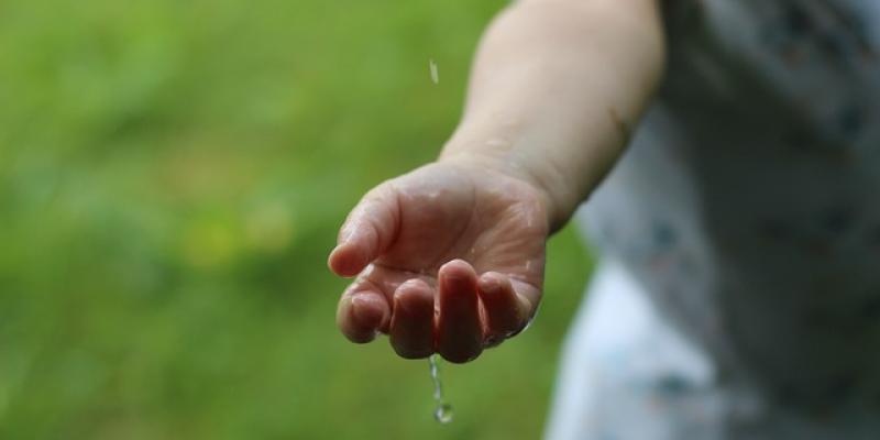 Mano de una persona con agua