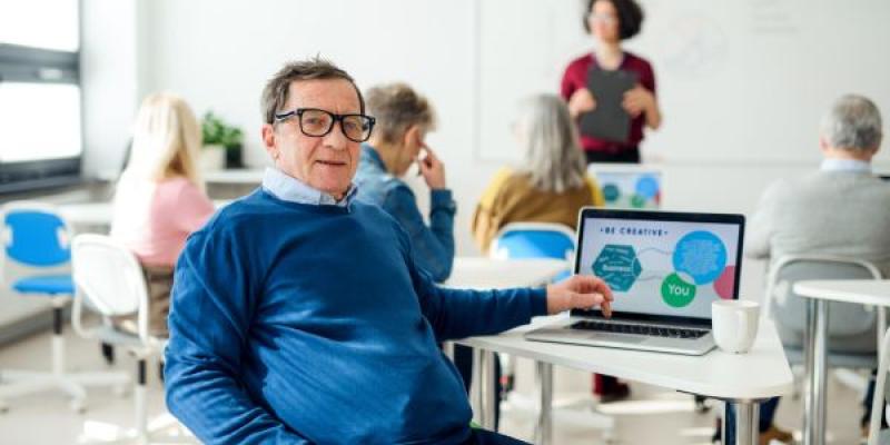 Persona mayor utilizando un ordenador