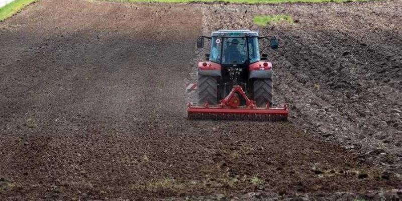 Un tractor en un campo de cultivo
