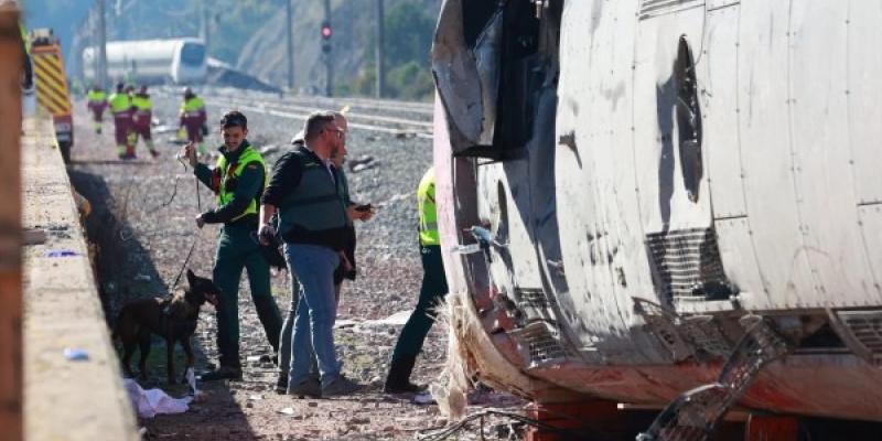 Guardias civiles trabajando en el accidente de Adamuz.