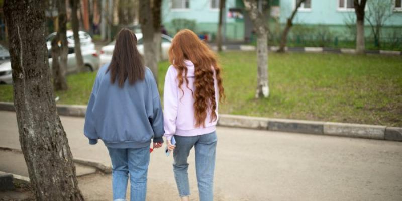 Dos adolescentes caminan