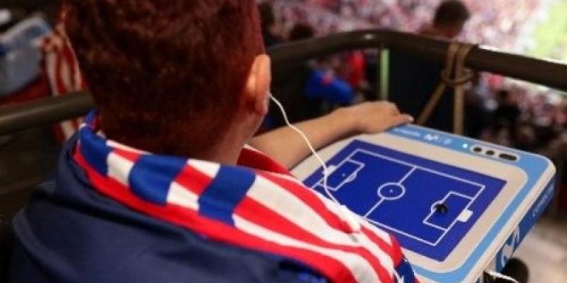 Aficionado con discapacidad visual siguiendo un partido en el Metropolitano