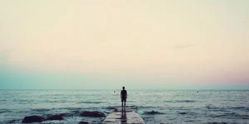 Persona frente al mar
