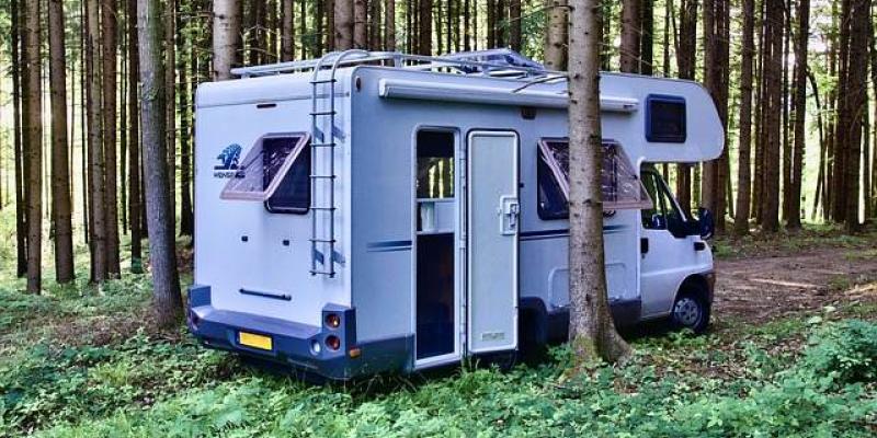Autocaravana en mitad del bosque