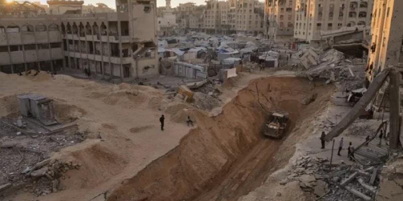 Miembros de Hamás buscan los cuerpos de rehenes israelíes en Khan Younis, al sur de la Franja de Gaza.