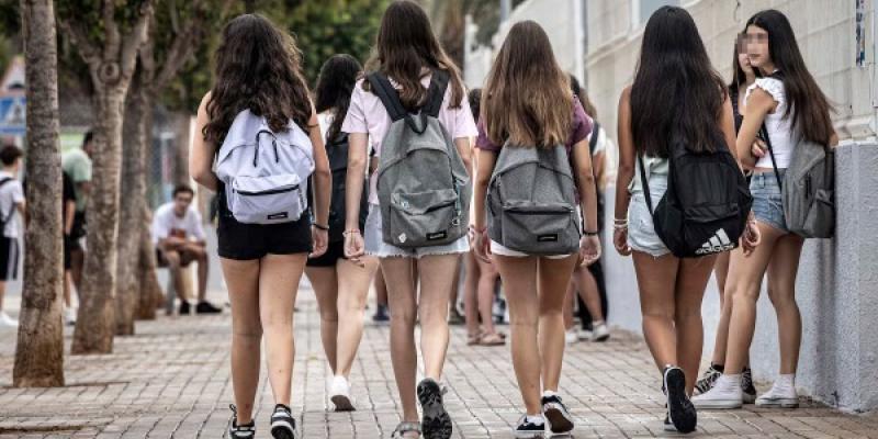 Un grupo de chicas camino de su centro escolar en Catarroja (Valencia)