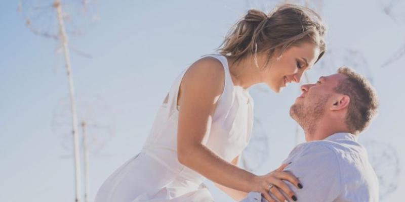 Una pareja dándose un beso 