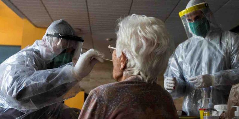 Expertos piden redefinir el sistema sanitario tras el coronavirus para proteger a los ancianos.