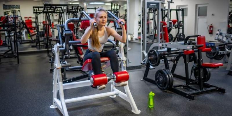chica en un gimnasio