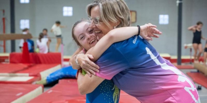 Angela se abraza a su entrenadora durante una de sus sesiones de entrenamiento  