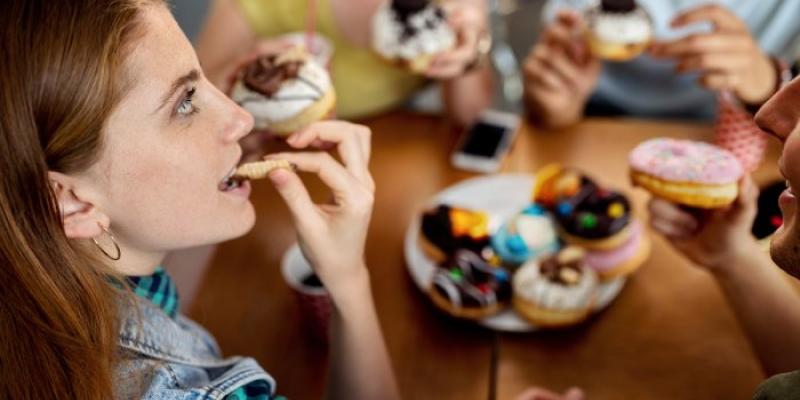 Mujer comiendo dulces