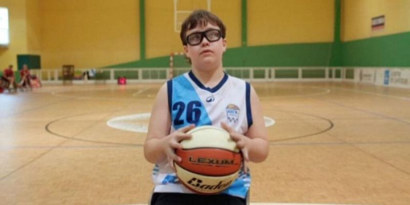 Antón jugando al baloncesto adaptado