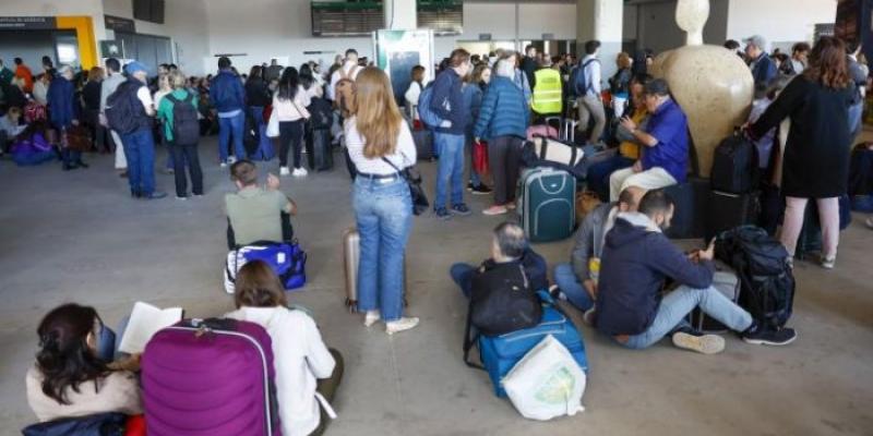 Personas aguardan en la estación de tren de Chamartín