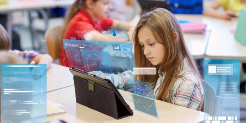 Ejemplo de alumnado utilizando tecnología