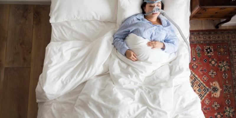 Mujer con apnea del sueño