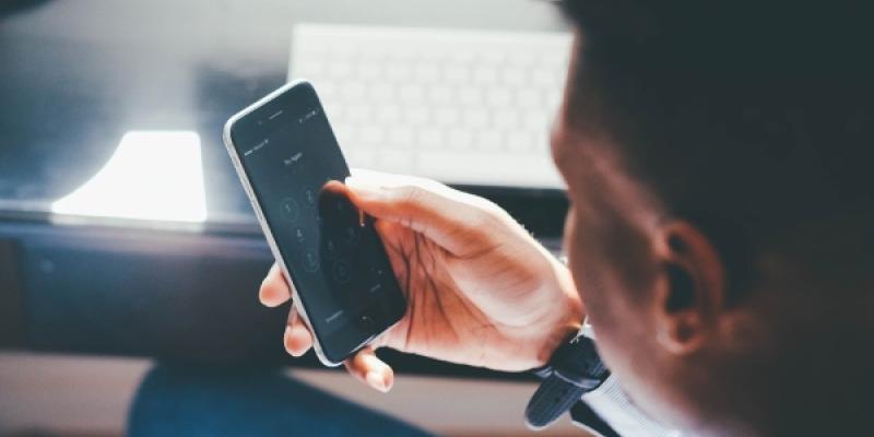 Joven utilizando el teléfono móvil