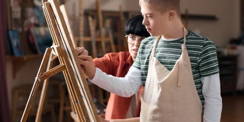 Chico con discapacidad en clases de pintura