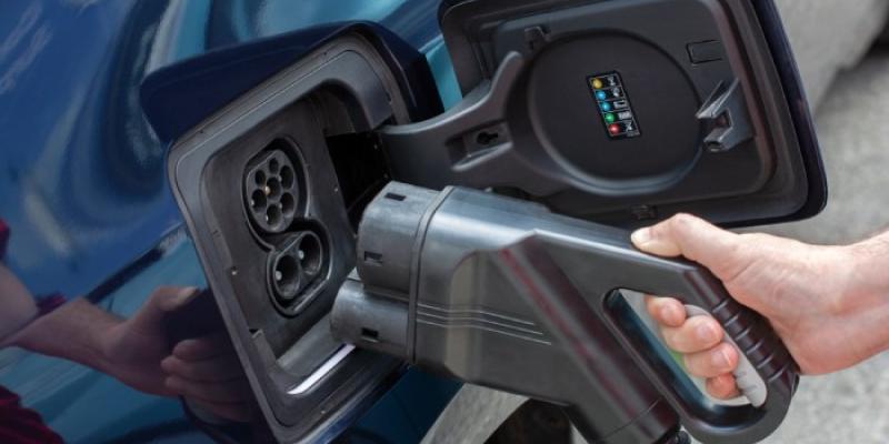 Cargando un vehículo eléctrico