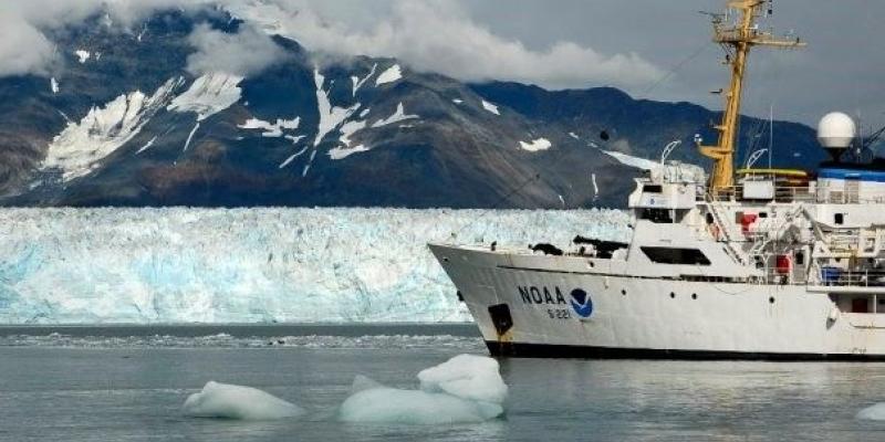 Barco de investigación en una zona del Ártico 