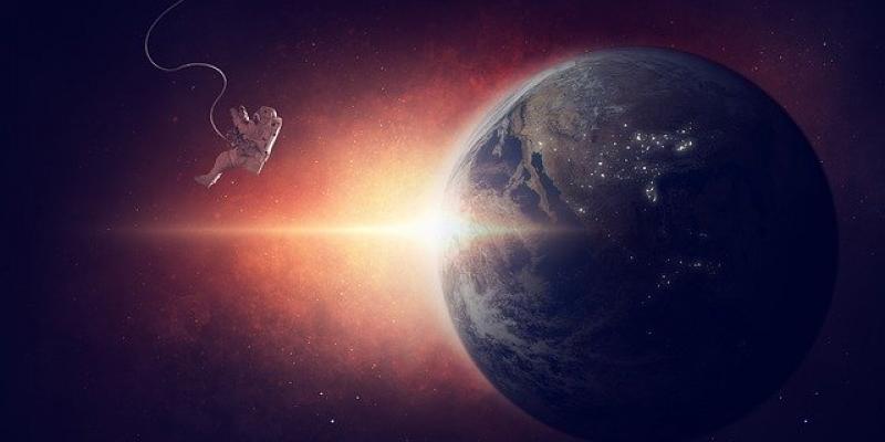 Astronauta flotando en el espacio con el planeta tierra de fondo