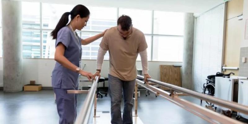 Un paciente con ataxia, trabaja con su fisioterapeuta