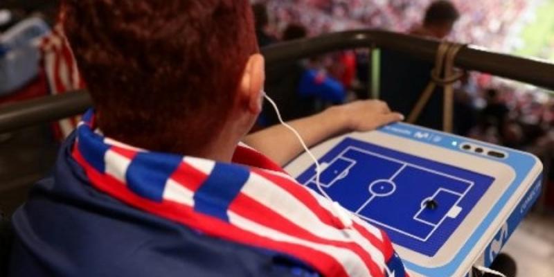 Aficionado con discapacidad visual siguiendo un partido en el Metropolitano 