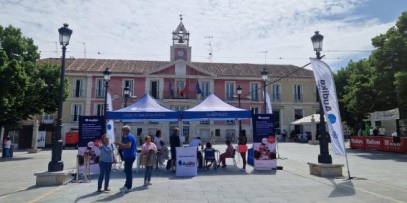 Plaza de un pueblo con Audika en su campaña para mejorar la audición