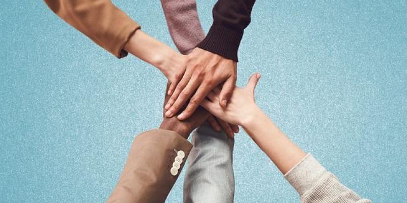 Manos juntas indicando la inclusión laboral