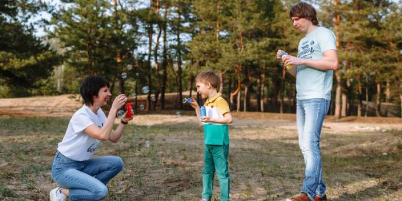 Una familia jugando al aire libre