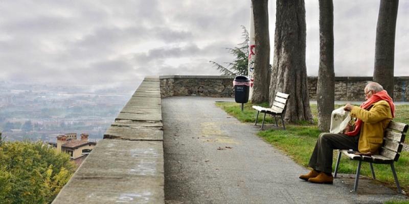 Jubilado en un banco