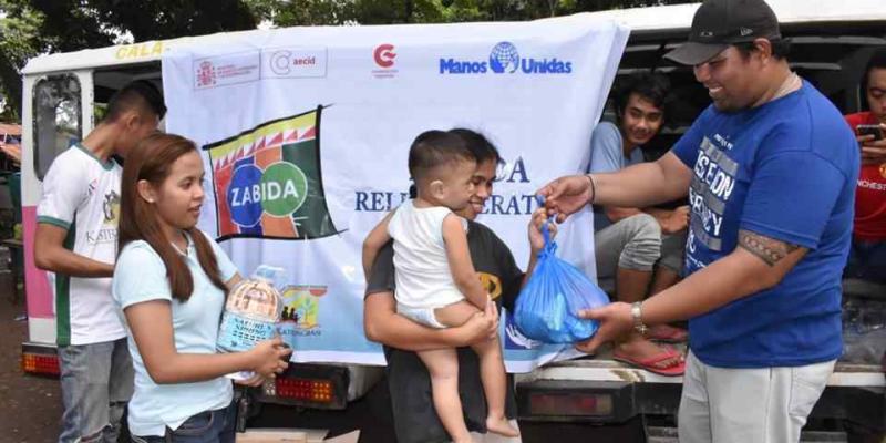 Manos Unidas entrega comida a niños en Filipinas