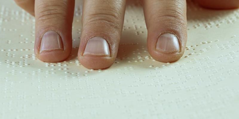 Mano de una persona con discapacidad visual