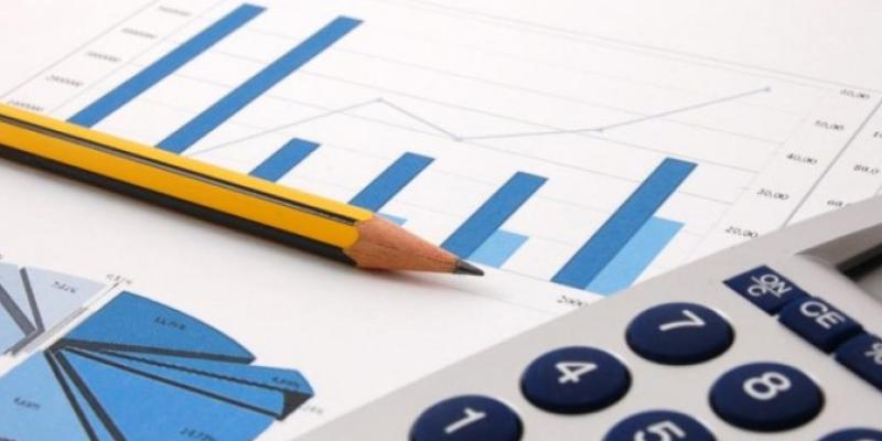 Imagen de una calculadora y papeles simulando la petición de ayudas públicas