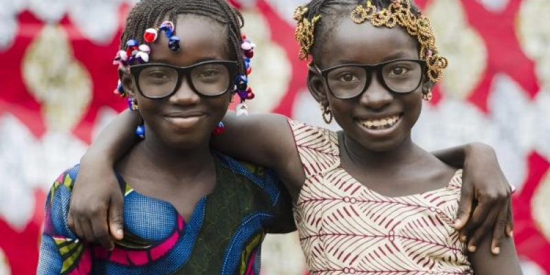 Imagen de archivo de Babies Uganda de dos niñas con gafas
