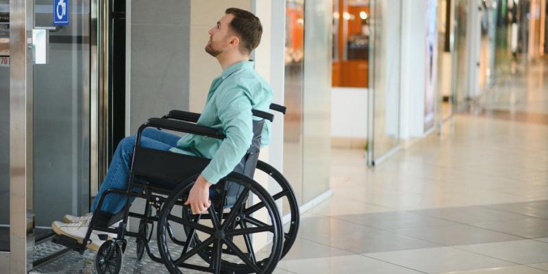 Chico en silla de ruedas subiendo una rampa accesible en Badajoz