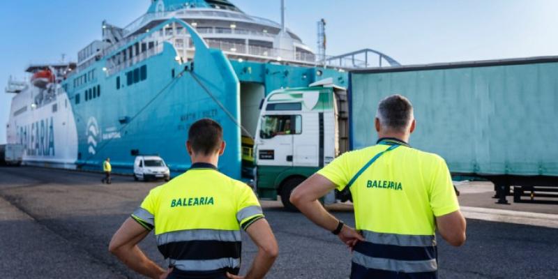 Operativa de embarque y carga de vehículos en el puerto de Barcelona 