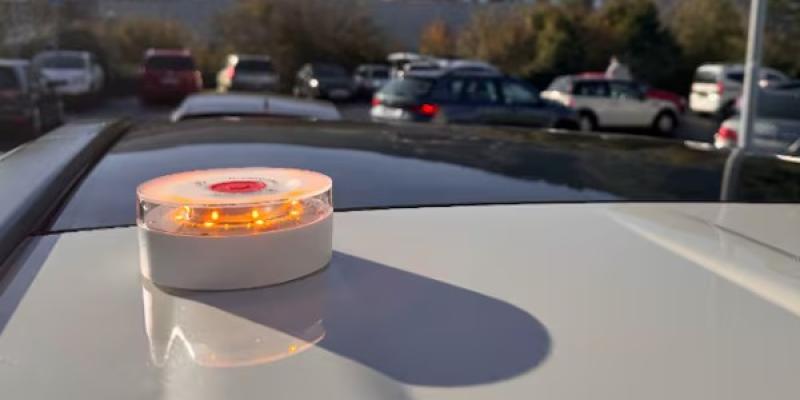 Denuncia desde Facua a grandes plataformas por vender Balizas V16 sin conectividad