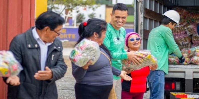 Peruanos sacando comida de un camión