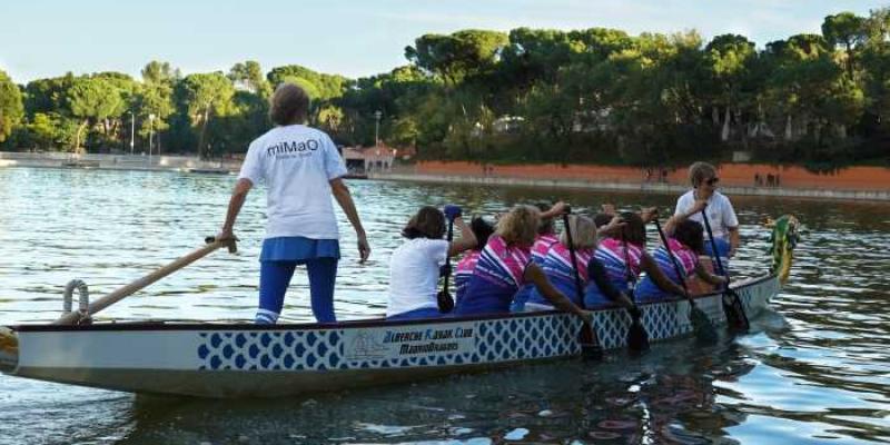 Mujeres remando en el barco dragón por el cáncer de mama